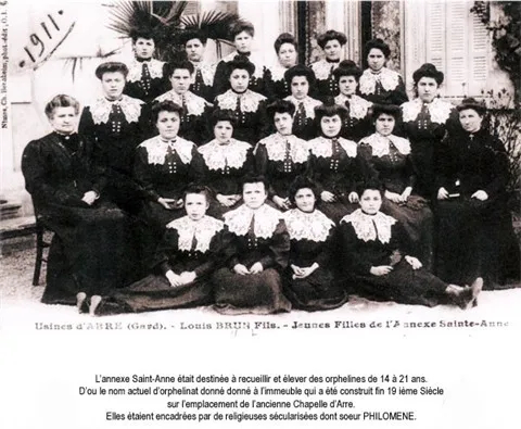1911 - Jeunes filles de l'annexe Sainte-Anne ("l'orphelinat")